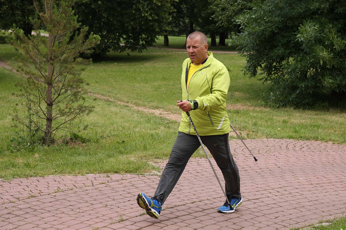 Александр Мамонтов демонстрирует технику ходьбы с палками.