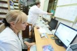 Выбрать терапевта можно, кардиолога — нет: на что имеет право владелец полиса ОМС