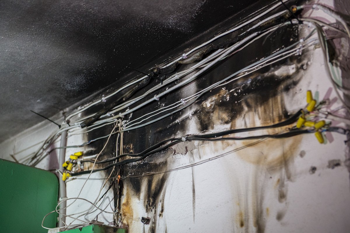 Копоть над счетчиками красноречиво свидетельствует о том, что электросети в доме пора менять.