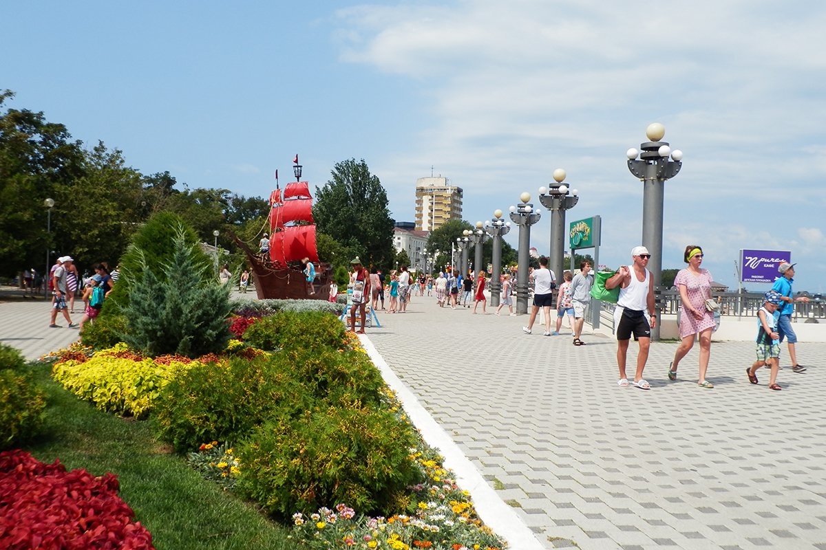 Набережная – главная достопримечательность Анапы.