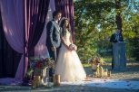 Фиолетовая свадьба золотой осенью: в Амурской области все больше пар женятся на лоне природы