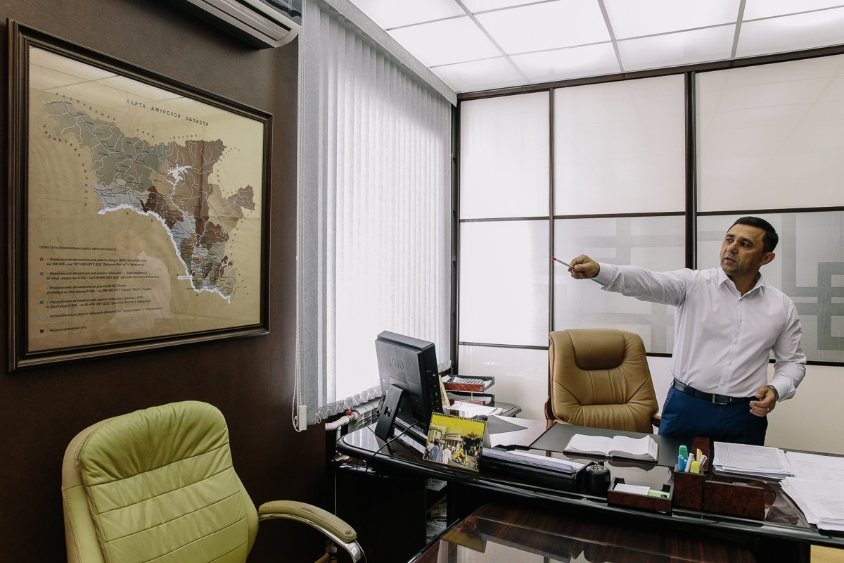 Дорогим дизайнерским картинам Олег Имамеев предпочитает карту дорог Приамурья.