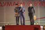 Губернатора Приамурья атаковали поклонники после звездной дорожки «Амурской осени» (видео)