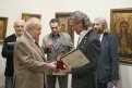 Зураб Церетели вручил медаль амурскому оконописцу Александру Тихомирову
