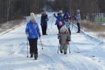 «Где лыжи забыли?»: жители тындинского поселка массово перешли на скандинавскую ходьбу