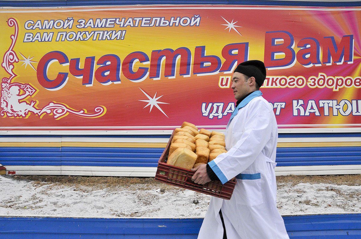 Купить хлеб и оставить его в специальном лотке для малоимущих может любой горожанин. Архив АП