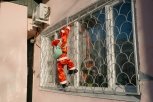 Благовещенск украшают Дедами Морозами-скалолазами