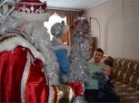 Снегурочка и Дед Мороз подарили белогорскому инвалиду тренажер