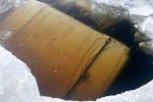 Многотонный грузовик в Приамурье провалился под лед вместе с водителем