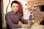 Трихолог: почему выпадают волосы, эффективны ли шампуни от перхоти и чем опасен маникюр