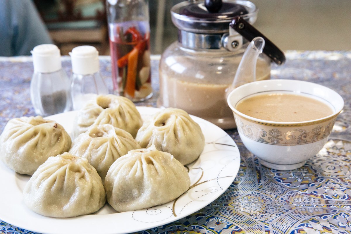 Буузы, или позы, едят без приборов, руками, надкусив и выпив бульон.