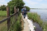 Течение размыло спасавшую от наводнений дамбу у белогорского поселка Остров Старица
