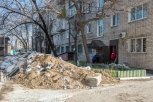 В Благовещенске жители многоэтажки и сотрудники супермаркета ссорятся из-за строительного хлама