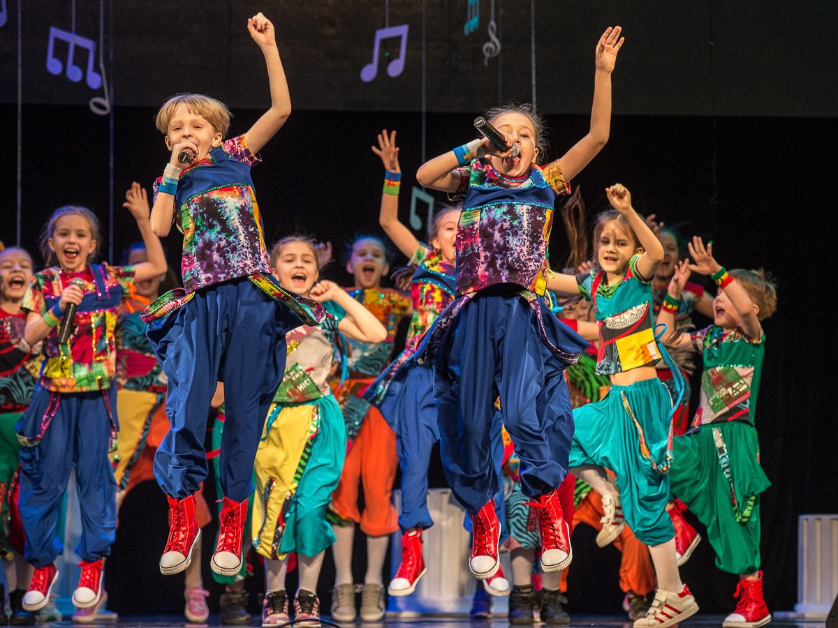 На большом концерте зрители увидят как хиты прежних лет, так и новые номера.