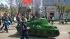 «На Берлин!»: житель Свободного на танке поздравил ветеранов и прославился на всю Россию (видео)