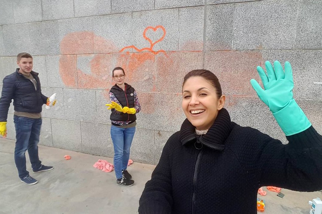 Надпись «влюбляйтесь» оттереть с первого раза не удалось. Фото: instagram.com