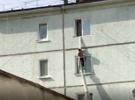 В Благовещенске женщина спускалась из окна по простыне и сорвалась вниз (видео)