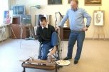 Амурчанин без рук рисует единственной ногой картины в Москве