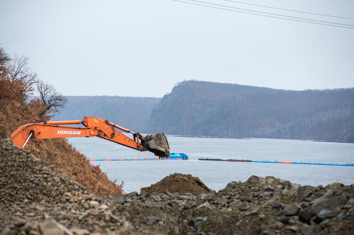 Боновые заграждения защищают плотину от приплывающей древесины, чтобы в механизмы не попал мусор.
