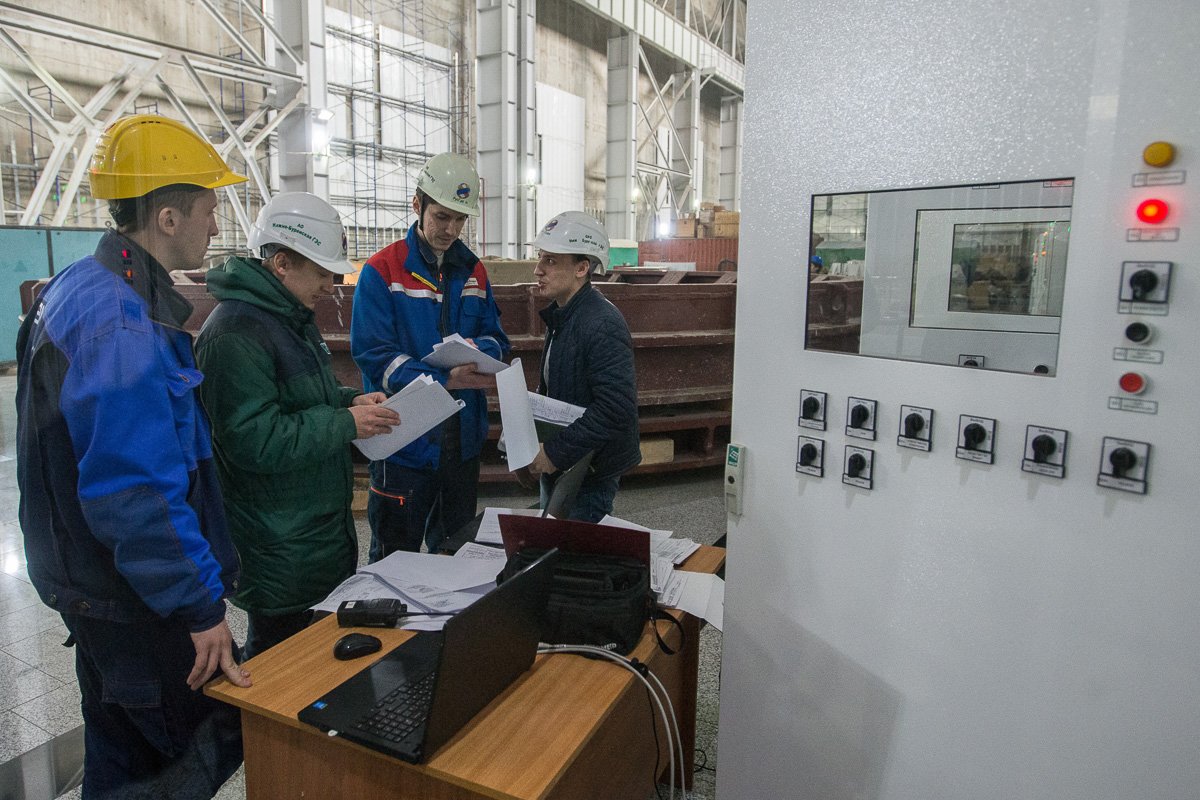 Во время пусковых операций в машзале многолюдно, но у специалистов на общение со СМИ нет времени.