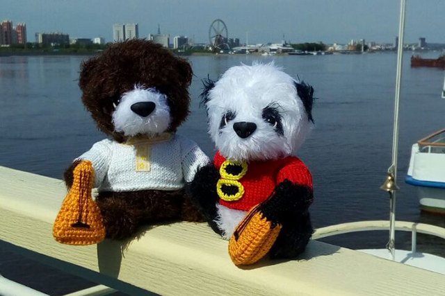 Символами международной ярмарки по традиции стали бурый медведь и панда. (Амурская филармония)