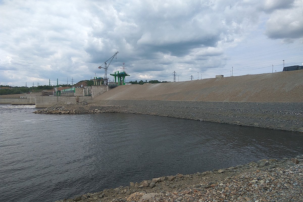 Грунтовая плотина Нижне-Бурейской ГЭС.