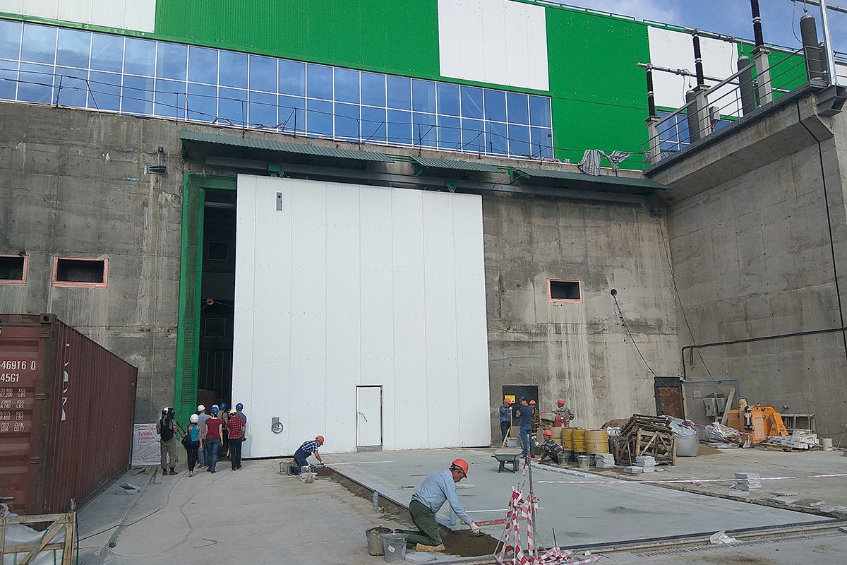 На пристанционной площадке идут отделочные работы.