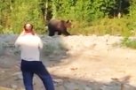 Голодный медведь вышел к поселку строителей в Тындинском районе (видео)