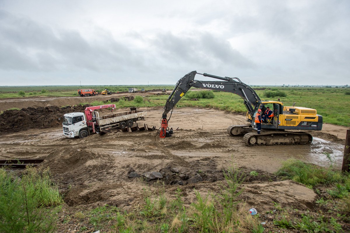 Будущую дорогу отсыпают песком из карьера, который находится неподалеку. Фото: Андрей Ильинский