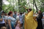 Сотню благовещенцев окропили святой водой возле памятника Петру и Февронии