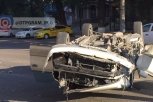 В Благовещенске иномарка врезалась в опору, потеряла колесо и перевернулась на крышу (видео)