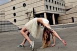 Быка за рога и за хвост: благовещенские спортсмены и артисты устраивают уличные фотосессии