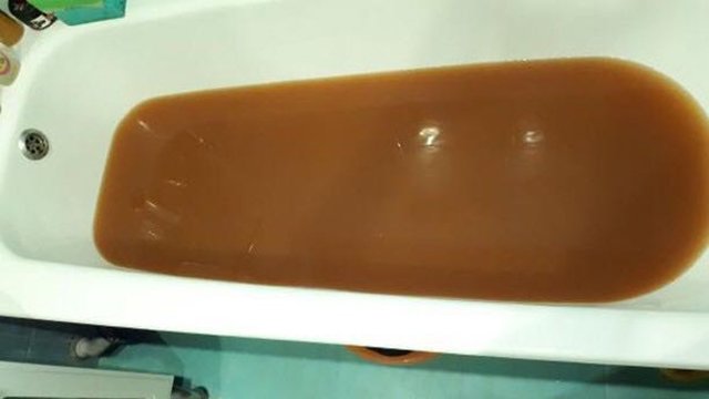 Вода 22.08 во втором микрорайоне. Фото: Анна Жигайлова