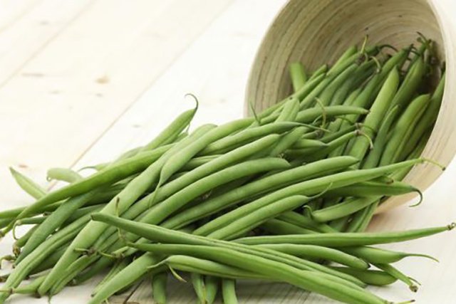14 рецептов блюд со стручковой фасолью: с грибами, мясом, тунцом, заливная и с орехами / Благодаря большому количеству белка блюда из стручковой фасоли получаются очень сытными. Между тем ее калорийность в чистом отварном виде не превышает 25 калорий на 100 г продукта. В отличие от многих иных овощей спаржевая фасоль не способна впитывать отравляющие вещества извне, потому считается абсолютно безвредной для диетического и детского питания.