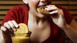 Как перестать переедать и переживать из-за лишнего веса: советы психолога