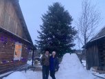 «На такое чудо денег не жалко»: амурская семья украсила гирляндами живую десятиметровую елку