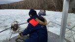 Амурские спасатели 13 часов вызволяли из ледяной ловушки рыбаков