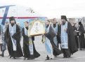 В аэропорту Южно-Сахалинска икону встретил владыка Даниил с духовенством.