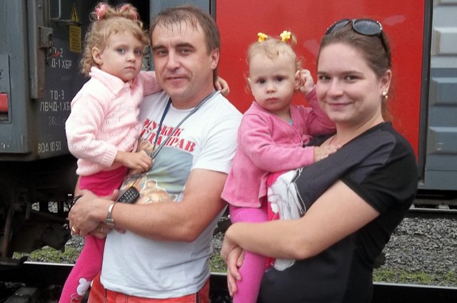 Андрей и Кристина везут дочек домой