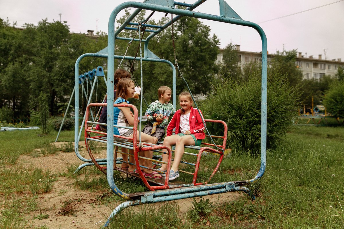 Железные горки, качели и карусели, сделанные в СССР, прошли испытание временем. Фото Сергея Лазовского