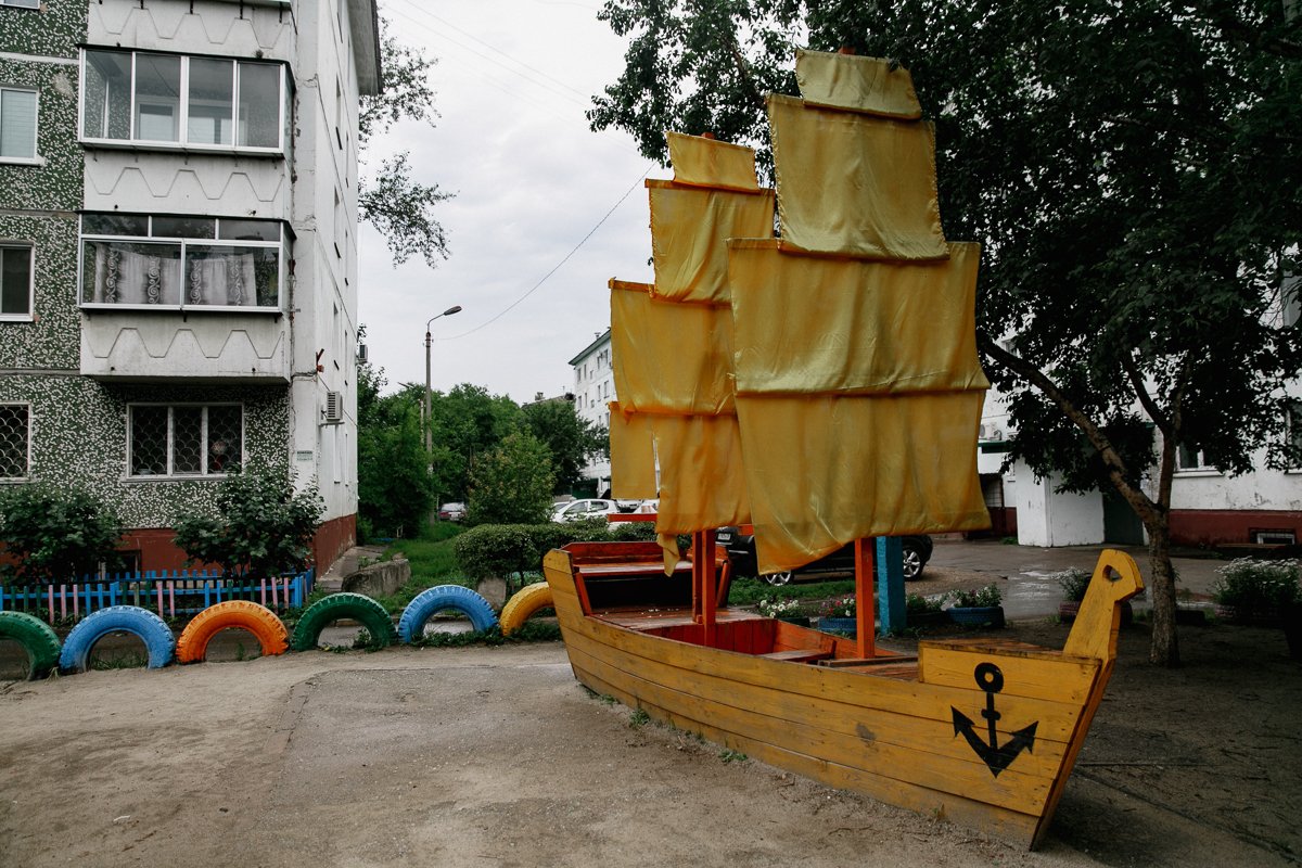 Бригантина с желтыми парусами появилась во дворе благодаря супругам Вере и Леониду Неплюевым. Фото Сергея Лазовского