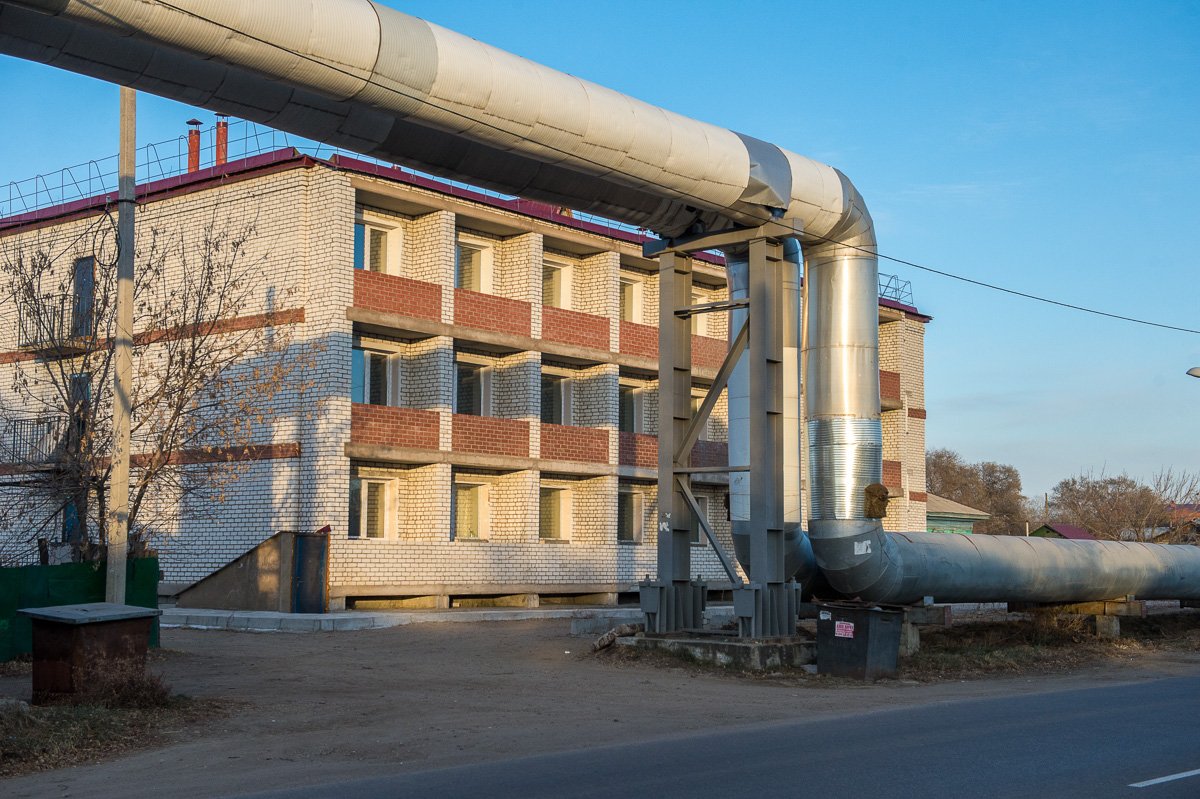 Как отмечают специалисты, жилой дом на Октябрьской, 261 незаконно построен рядом с теплотрассой, в случае порыва трубы горячая вода зальет квартиры. Андрей Ильинский