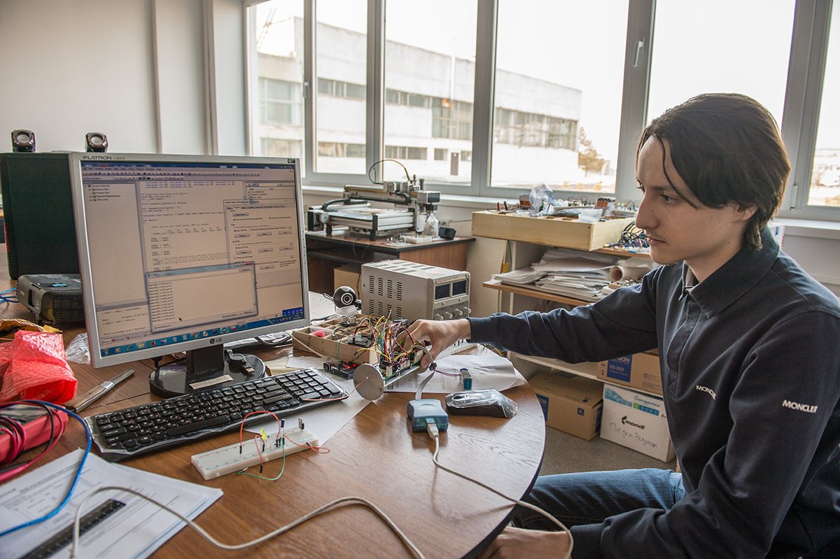 Студент Дмитрий Струков дважды в неделю собирает пикоспутник.