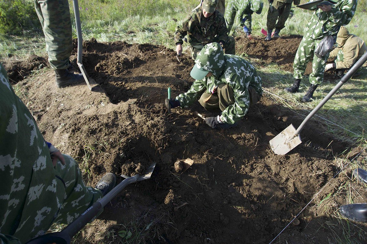 Грунт тоже может «говорить»: когда в однородной почве находится «чужой предмет», грунт «показывает» это пятном, отличающимся от основного цвета.