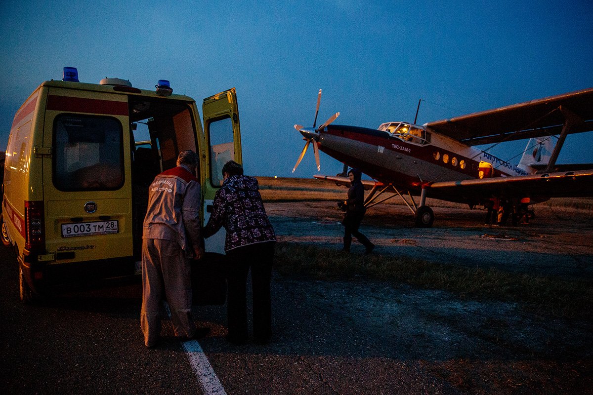 Рейс из Февральска с тяжелыми пациентами вернулся уже к ночи. Фото: Сергей Лазовский