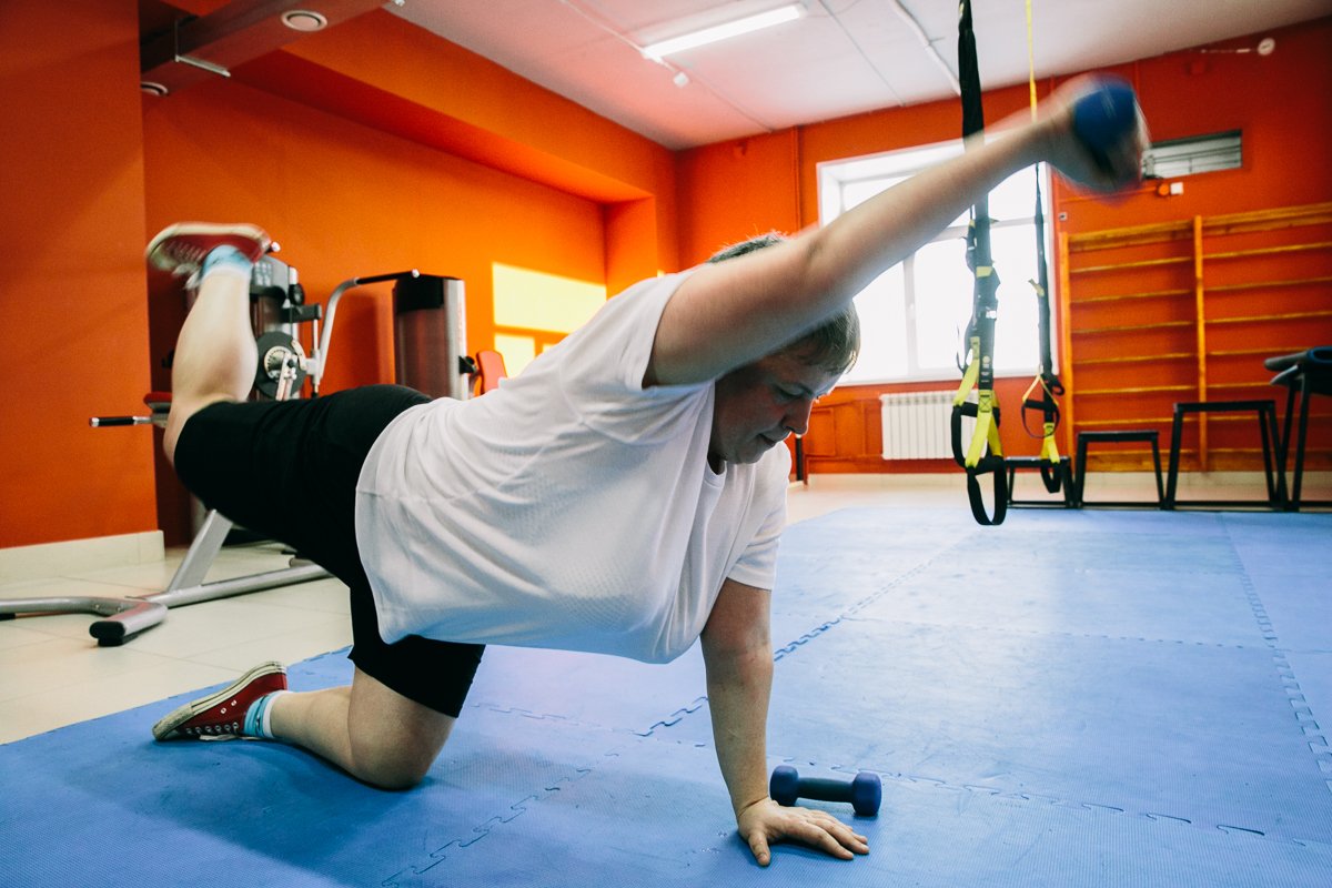 Несложное на первый взгляд упражнение — одновременно поднять ногу и руку, а футболку после него хоть выжимай.