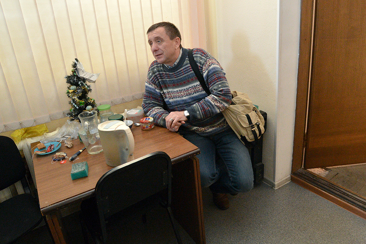 «Вот здесь сидел за приставным столиком». Фото: Андрей Оглезнев