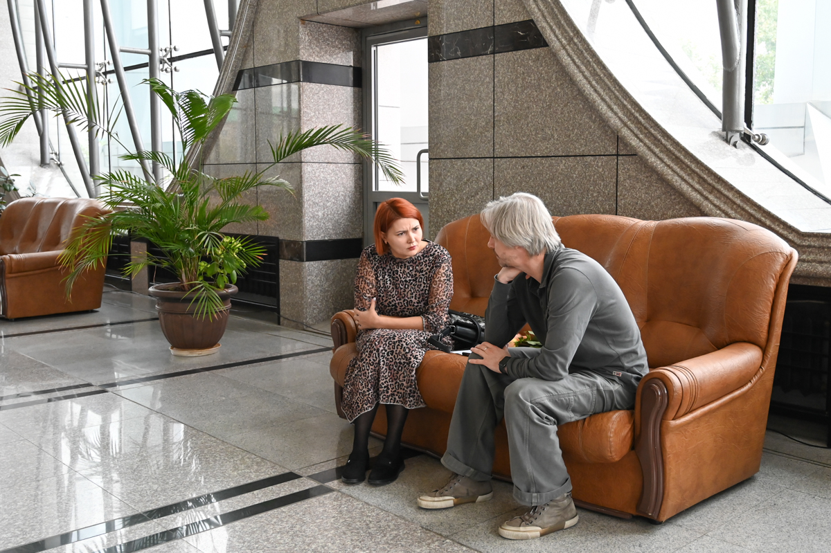 В жизни Кирилл такой же, как на экране: с неповторимым глубоким голосом, завораживающим взглядом и без «сверкающей чешуи». Фото с автором материала.