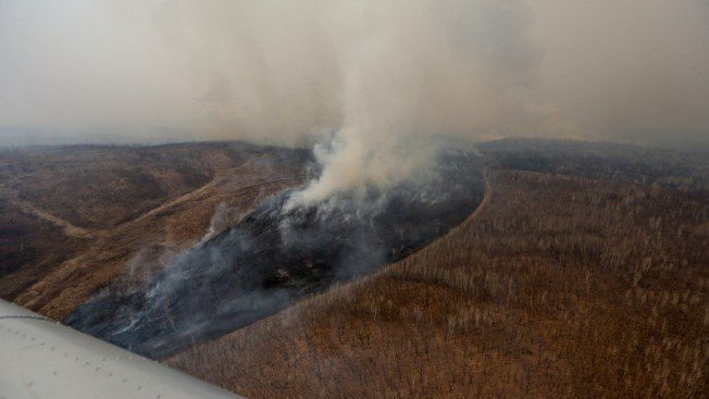 Самолет БЕ 200 тушит лесные пожары в Амурской области