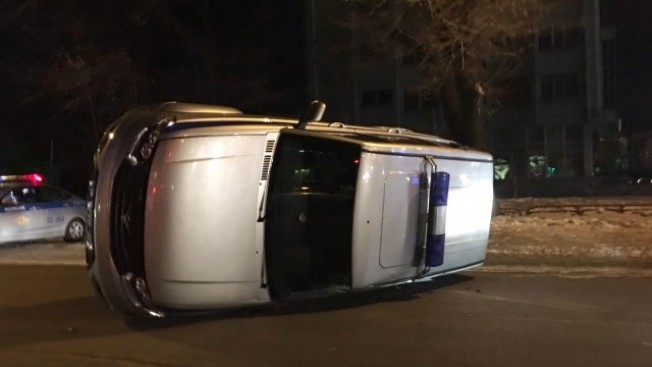 В центре Благовещенска перевернулся полицейский уазик